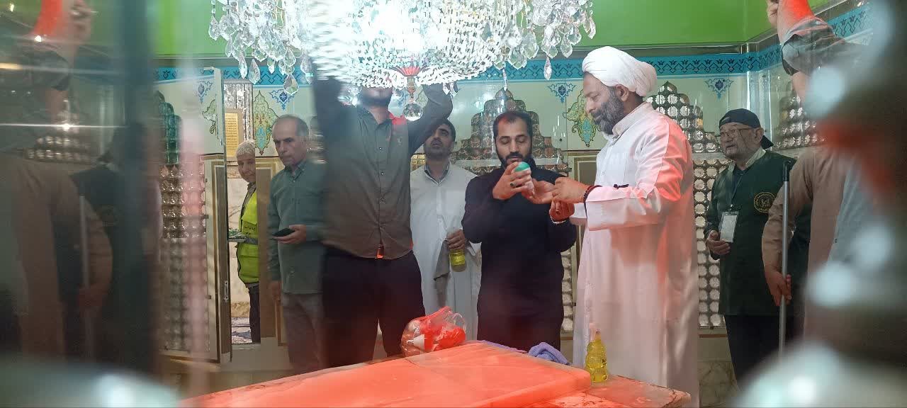 گلستان ما - غبارروبی مرقد مطهر امامزاده عبدالله «ع» توسط دانشجویان گلستانی